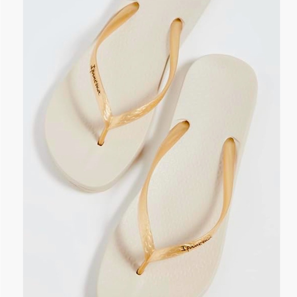 IPanema Cream and Gold Flip Flops Sz 9